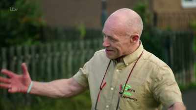 I like big things
that can do some serious damage, - Britain's Tiger Kings - On the Trail with Ross Kemp