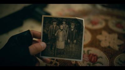 [loud thudding on roof] - The Umbrella Academy