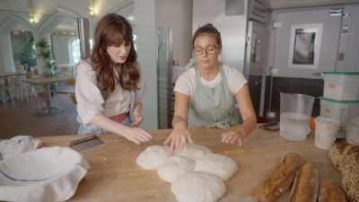 - I love the... The air bubbles
that come up.
- Yeah, - What Am I Eating? With Zooey Deschanel
