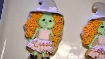 I love the three-dimensional
ruffles. - Halloween Cookie Challenge