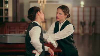 -I love you! Muah!
-Now try this. - Daughter of the Bride