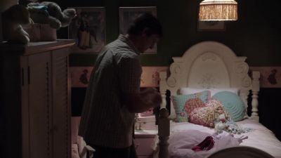 (lullaby music playing) - The Mentalist