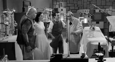 I m not getting near that goddamned thing - Ed Wood