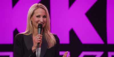I mean, sometimes.
[Nikki and crowd laugh] - Nikki Glaser: Bangin'