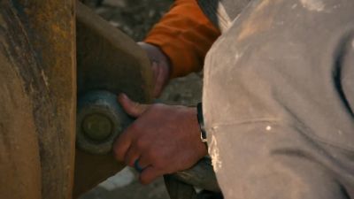 Mitch and Tyson
attach lifelines
to two excavators - Gold Rush