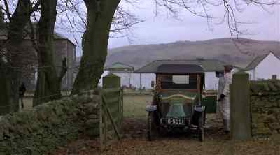 - I need a push!
- (Man) Men, Sir Harry needs a push. - The Thirty Nine Steps