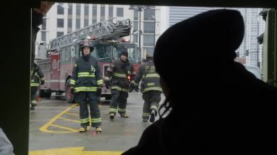 I need blankets and a backboard,
right now! Let's move! - Chicago Fire