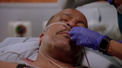 - I need cold saline.
- Yes, Doctor. - Chicago Med