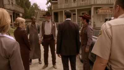 - I need to see your pistol.
- Why do you need to see that? - Psych