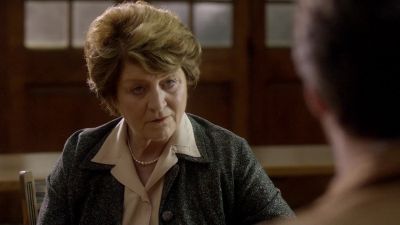 I need to talk to my wife. - Call the Midwife