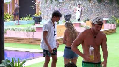 >> I NEED TO GO SHOWER. - Love Island