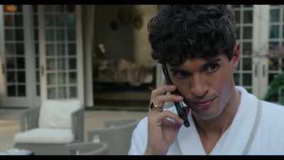I need you to check Anna's passport. - Inventing Anna