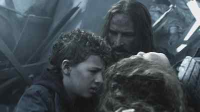 I need you to hold her head,
all right? - Falling Skies