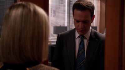 I need you to stand right here. - The Good Wife