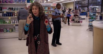Okay, she's not doing it. - Grace and Frankie