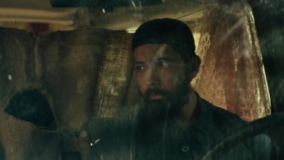 I really don't like the way
this guy's looking at her. - SEAL Team