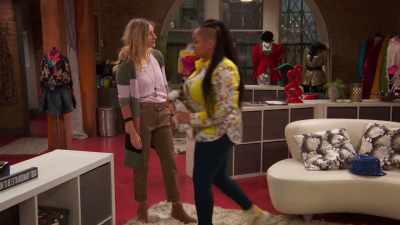 I really have to catch
her. Wait for moi! - Raven's Home
