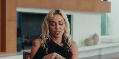 I remember my mom would, like,
get her nails done in the kitchen, - Miley Cyrus - Endless Summer Vacation (Backyard Sessions)
