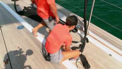 I'’m trying to tie it-- - Below Deck Sailing Yacht