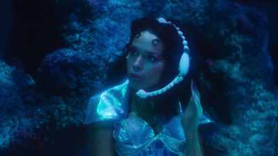 - I said hold, please.
- Wait, you're putting me on hold? - Fantasmas