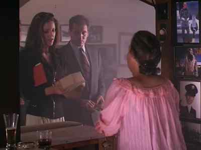 - [Sam] What is it?
- Silly Putty. - The Pretender
