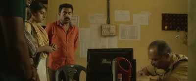 I saw you stealing my chain,
you thief! - Hey! - Thondimuthalum Driksakshiyum