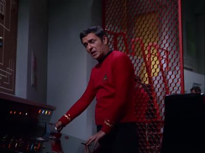 - I see him.
- There he is! - Star Trek