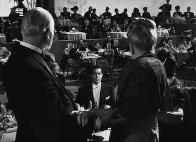 I see someone standing
between me and that lady. - Nightmare Alley