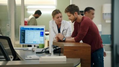-I should get in there.
-Yeah. - The Resident