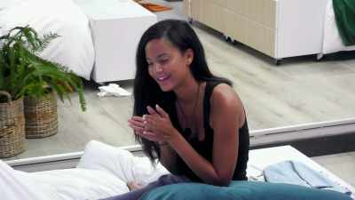 >> I SLEPT SO WELL LAST NIGHT. - Love Island