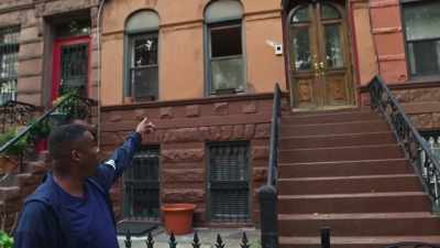I still live right there
in that apartment up the steps. - Wu-Tang Clan: Of Mics and Men