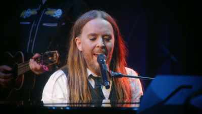 ♫ I take a walk on the seine - Tim Minchin: Back
