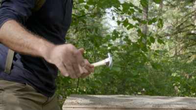 I take this hammer
to simulates an earthquake, - Secrets of the Underground