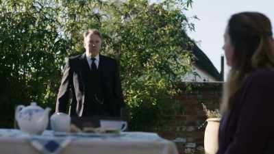 I texted you to meet me
at The Hanging Man. - Shakespeare & Hathaway - Private Investigators