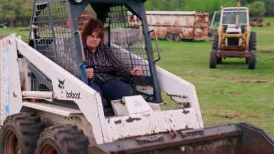 I think Avery's kind of torn
between trying to help his mom, - Rust Valley Restorers