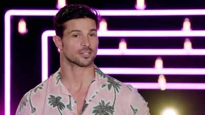 I THINK BEING THIS GOOD LOOKING
IS A GIFT AND A CURSE, BECAUSE - Love Island