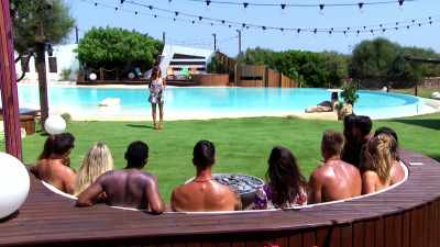 I think you deserve
two hot new Islanders. - Love Island