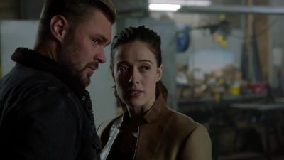 - I think he felt my vest. - Chicago P.D.