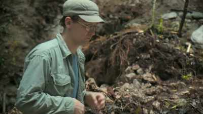 I think we have enough people
that we can just lift it. - Lost Treasures of the Maya