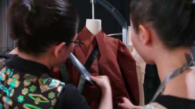 - I think here? The belt like this?
- Yeah, yeah, yeah. - Next in Fashion