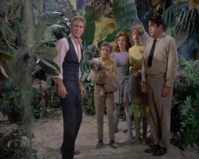 I think he's making a mistake. - Land of the Giants