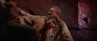 - I think I can reach him.
- Hold this. - The Lost World