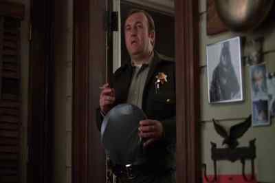 - I think I'll wait in the vehicle.
- Sure thing. - Shoot the Moon