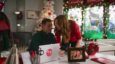- I think you need to take a breath.
- No, I need more mistletoe. - Operation Mistletoe