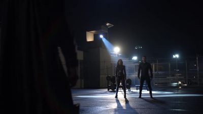 I think we've got her attention. - Supergirl