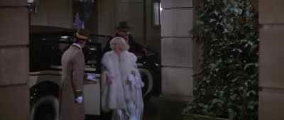 I tiptoe down the street - Victor/Victoria