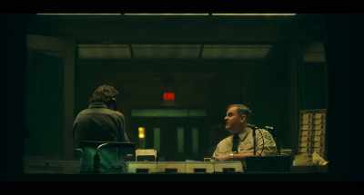 -  -I told you before, I set up...
- Could you sign my book? - Joker: Folie à Deux