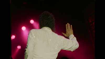 ♪ I touched her shoulder ♪ - Thriller 40