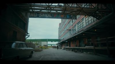 [train rumbling along tracks] - The Umbrella Academy