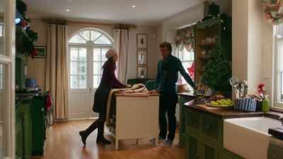 - I, uh, tore my ACL
playing football. - Christmas in Notting Hill